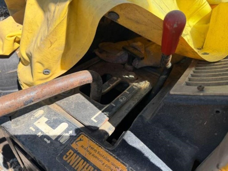 1990-deere-750b-image-12
