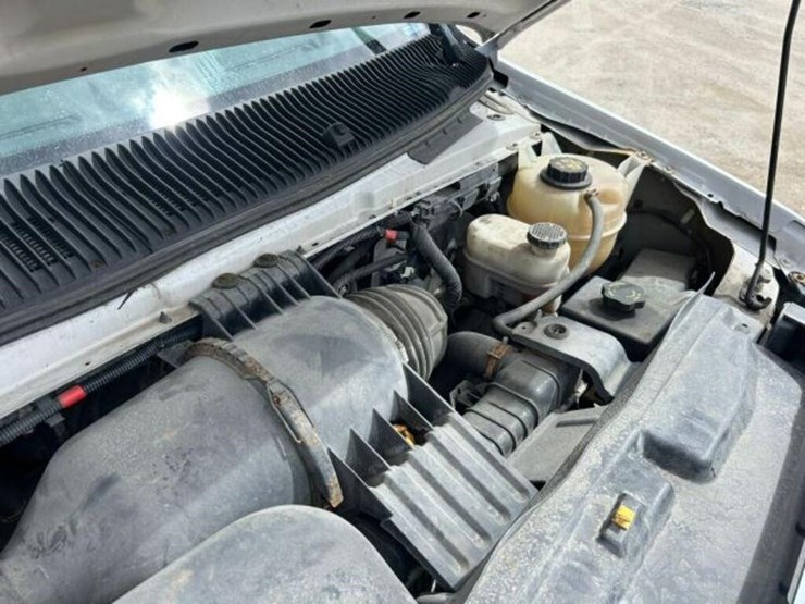 2010-ford-cargo-image-21