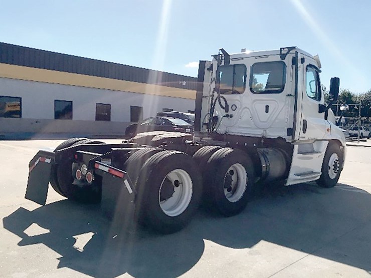 2019-freightliner-cascadia-125-evolution-image-2