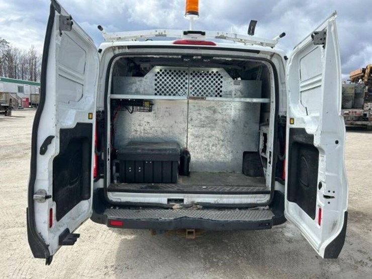 2015-ford-cargo-image-34