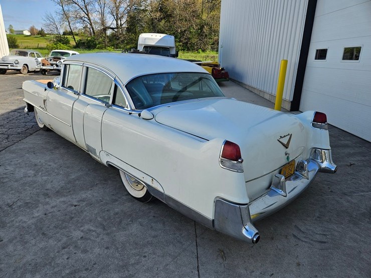 #61-•-1954-cadillac-fleetwood-series-60-4-door-sedan-image-3