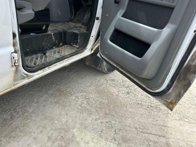 2010-ford-cargo-image-33