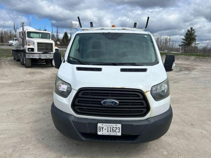 2015-ford-cargo-image-3
