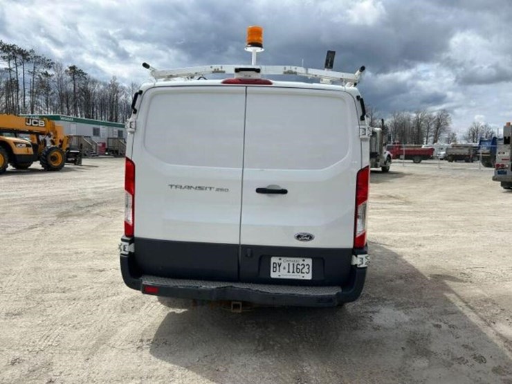 2015-ford-cargo-image-5