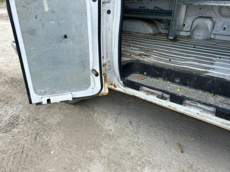 2010-ford-cargo-image-28
