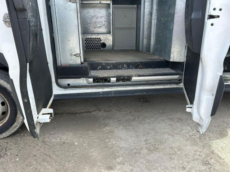 2015-ford-cargo-image-27