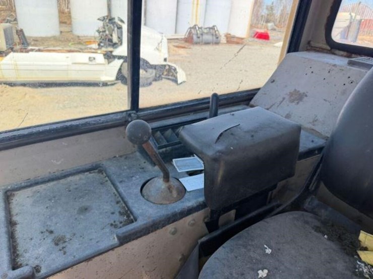 1990-deere-750b-image-27