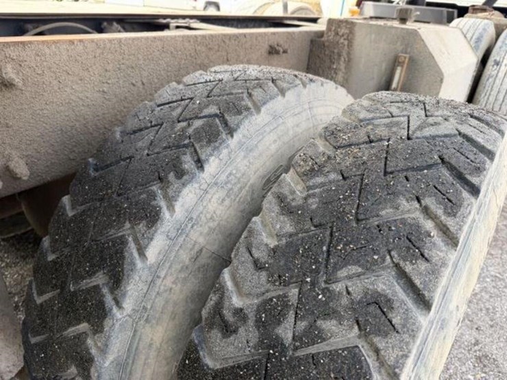 2011-mack-granite-gu813-image-58