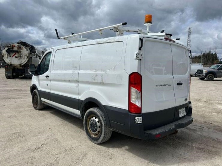 2015-ford-cargo-image-6