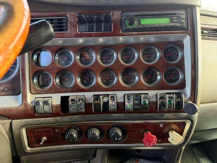 2007-kenworth-w900-image-21
