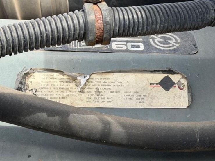 2004-freightliner-fld120-image-27
