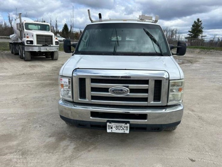 2010-ford-cargo-image-2