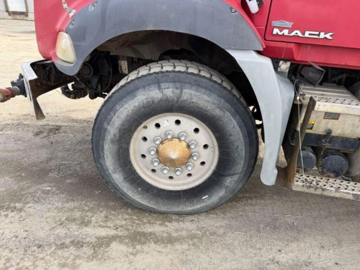 2009-mack-granite-gu813-image-52