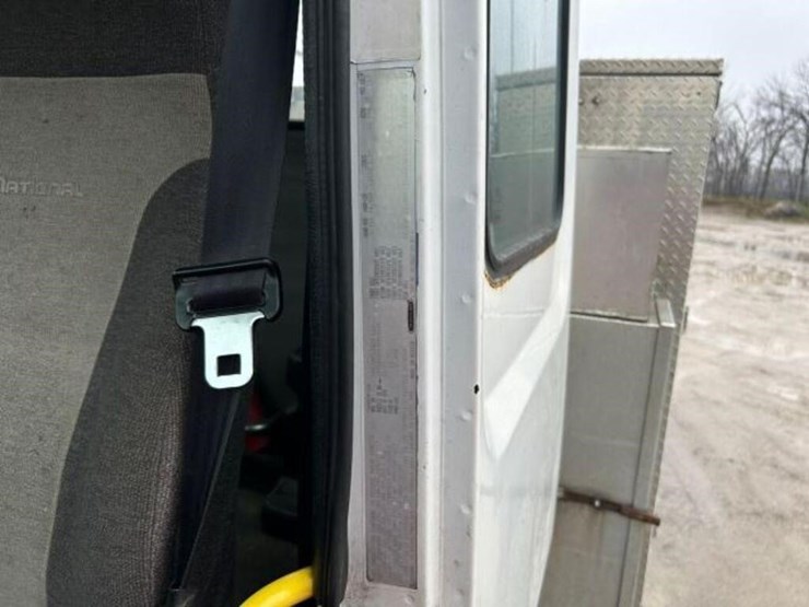 2004-freightliner-fl80-image-9