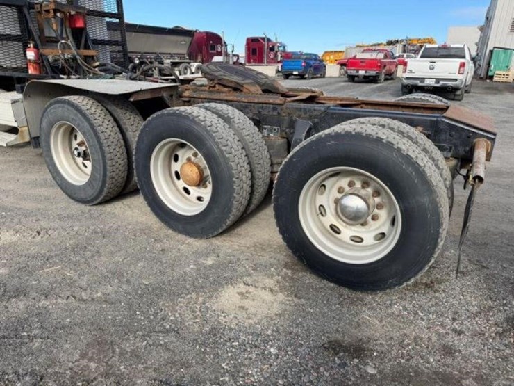 2004-freightliner-fld120-image-40