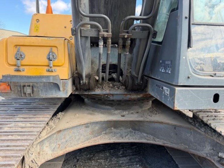 2014-volvo-ec220dl-image-44