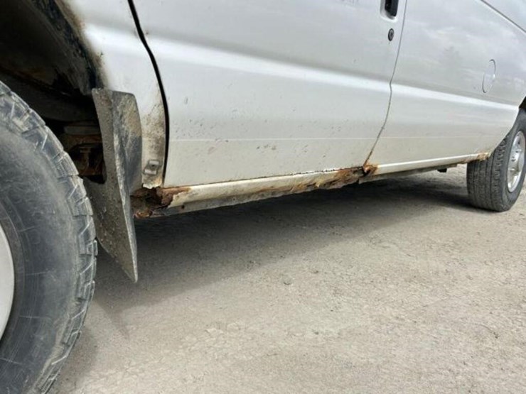 2010-ford-cargo-image-32