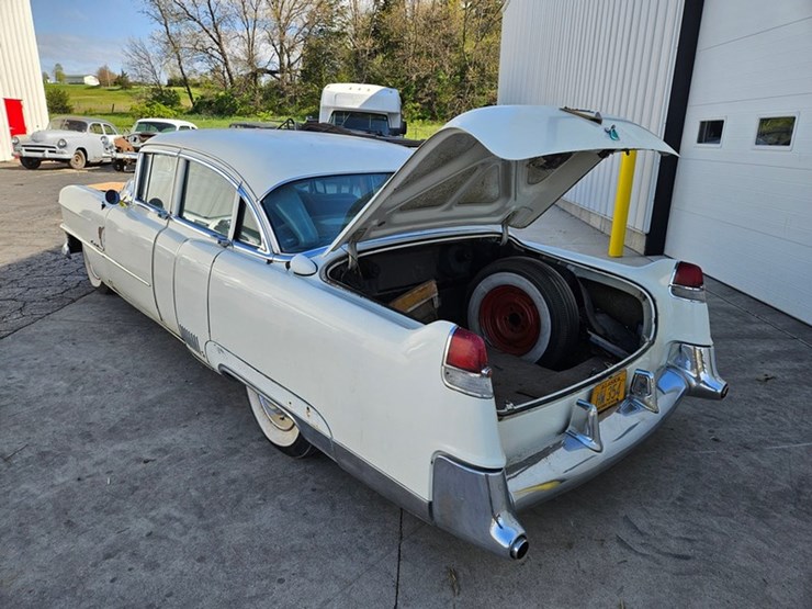 #61-•-1954-cadillac-fleetwood-series-60-4-door-sedan-image-27