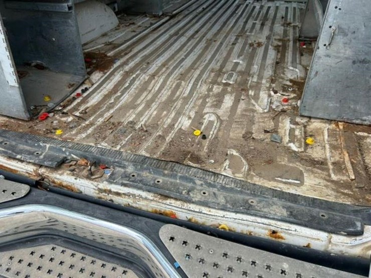 2010-ford-cargo-image-42