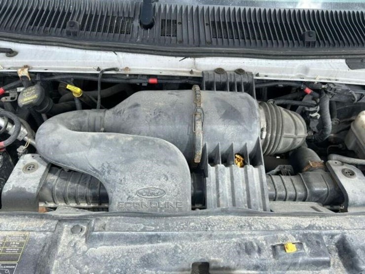 2010-ford-cargo-image-22