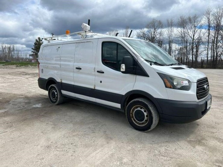 2015-ford-cargo-image-2