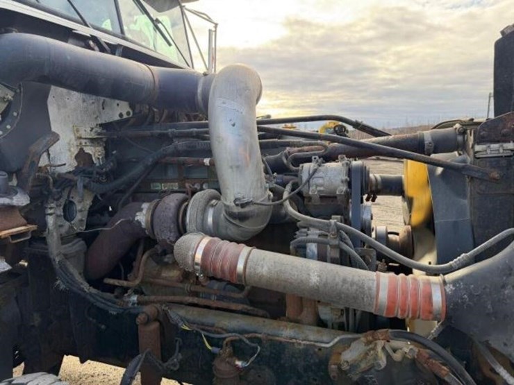 2004-freightliner-fld120-image-26
