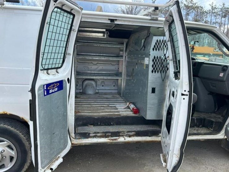 2010-ford-cargo-image-34