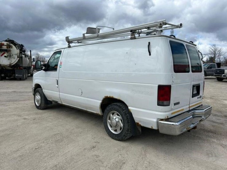 2010-ford-cargo-image-9