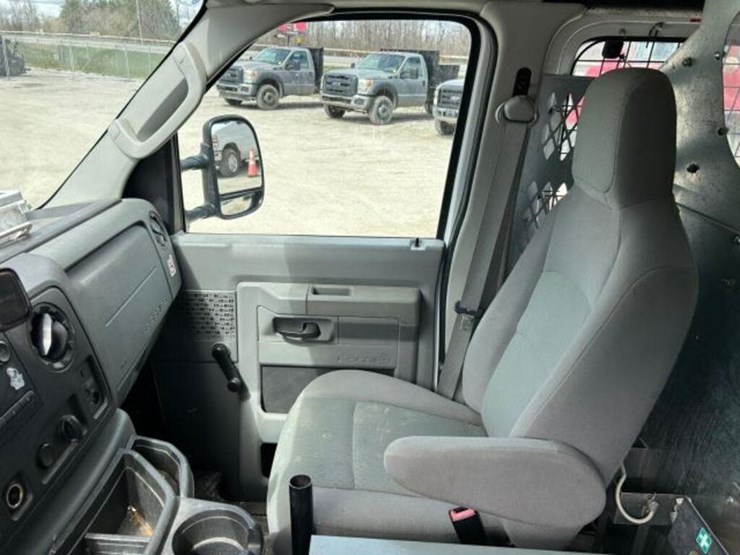 2010-ford-cargo-image-11