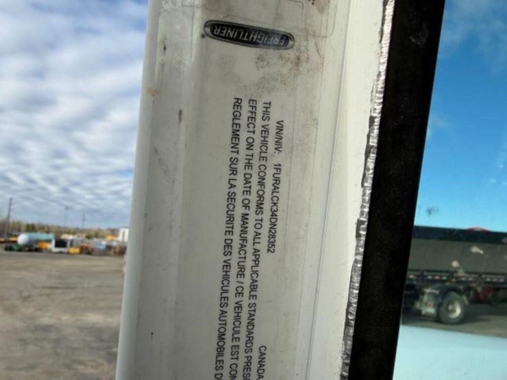 2004-freightliner-fld120-image-7