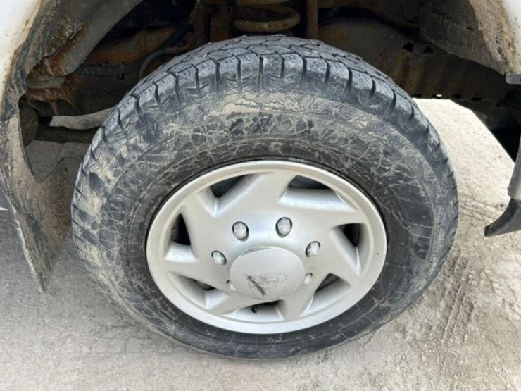 2010-ford-cargo-image-48