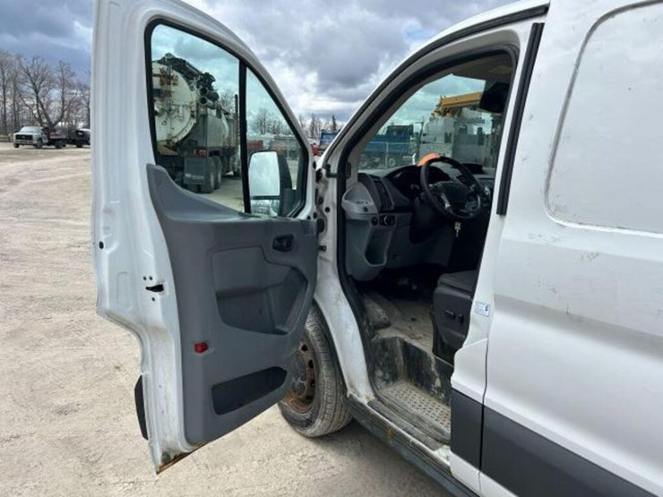 2015-ford-cargo-image-19