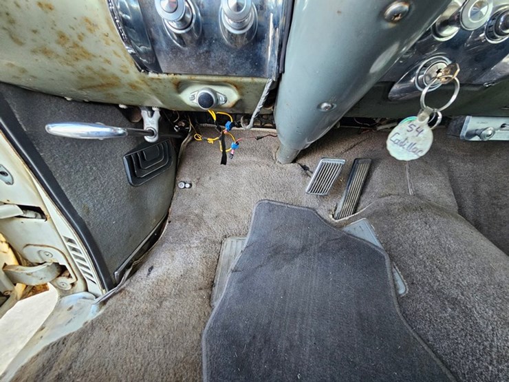 #61-•-1954-cadillac-fleetwood-series-60-4-door-sedan-image-36