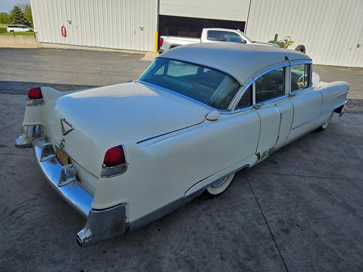 #61-•-1954-cadillac-fleetwood-series-60-4-door-sedan-image-5