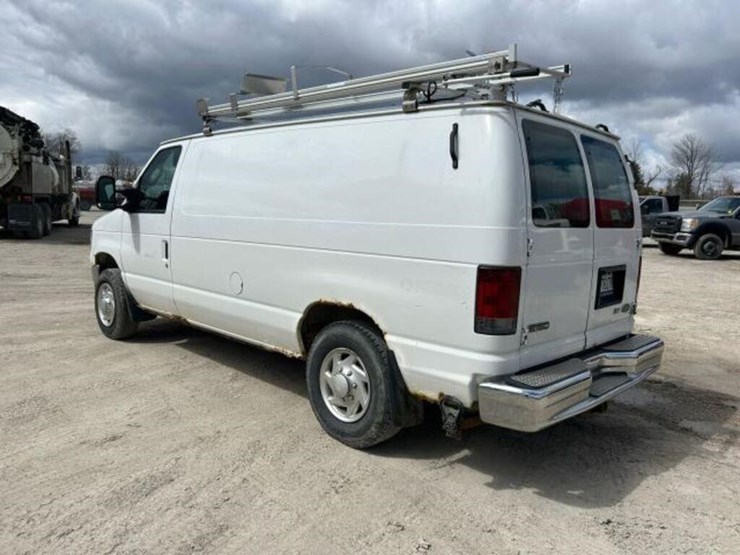 2010-ford-cargo-image-7