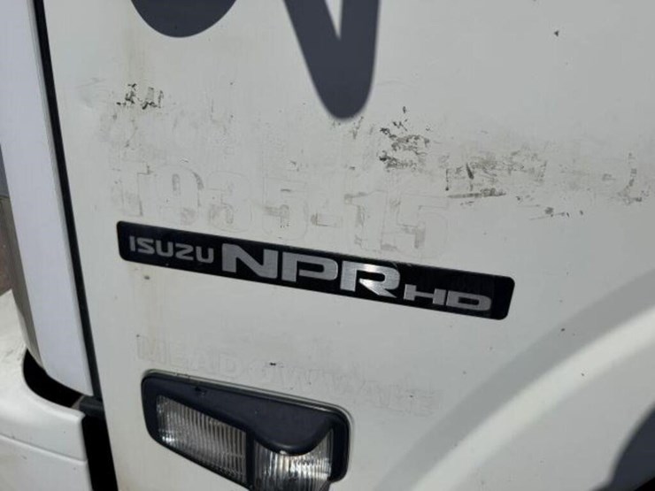 2015-isuzu-npr-image-5