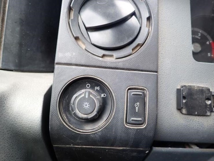 2014-ford-f550-xl-image-23
