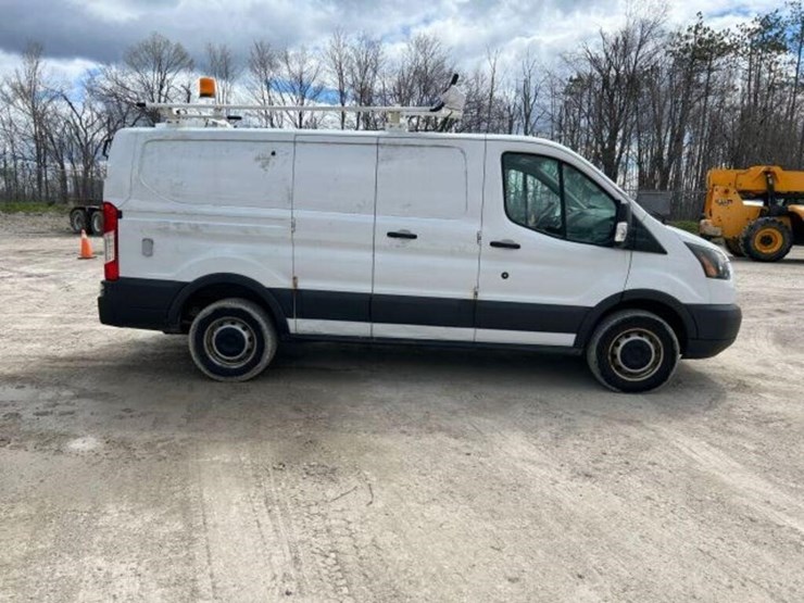 2015-ford-cargo-image-4