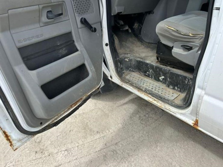2010-ford-cargo-image-18