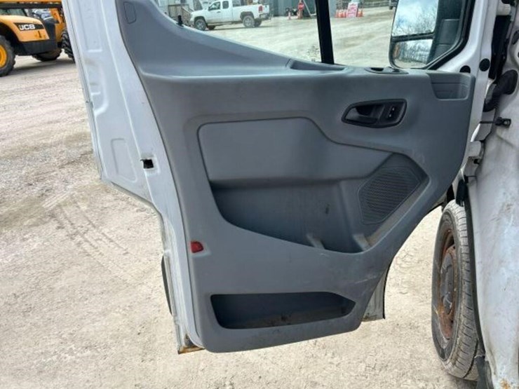 2015-ford-cargo-image-18