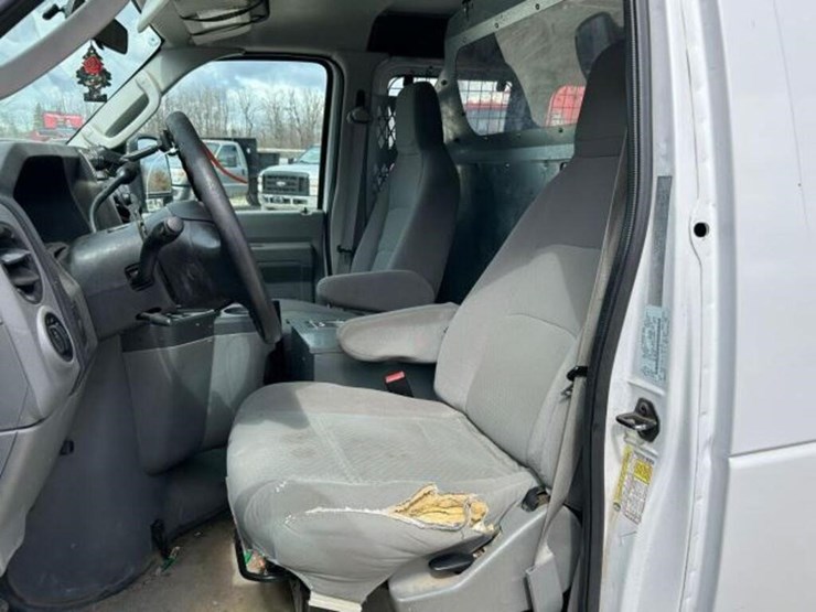 2010-ford-cargo-image-17