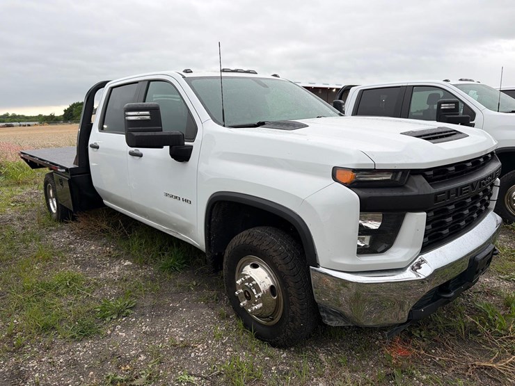 2022-chevrolet-3500-image-2