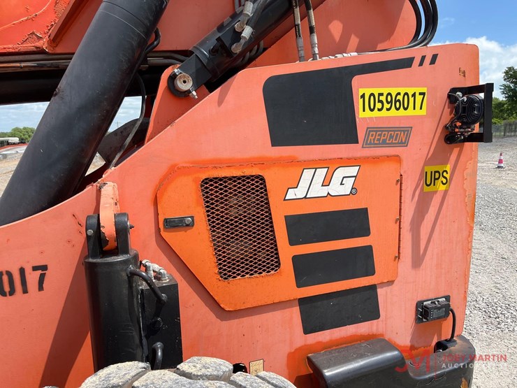 2012-jlg-8042-image-7