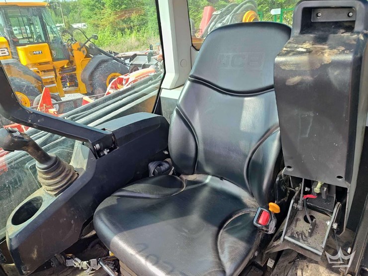 2023-jcb-3ts-8t-image-32