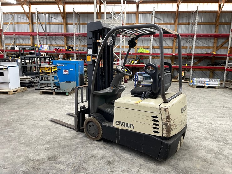 #300-•-crown-3,000lbs.-electric-forklift-image-7