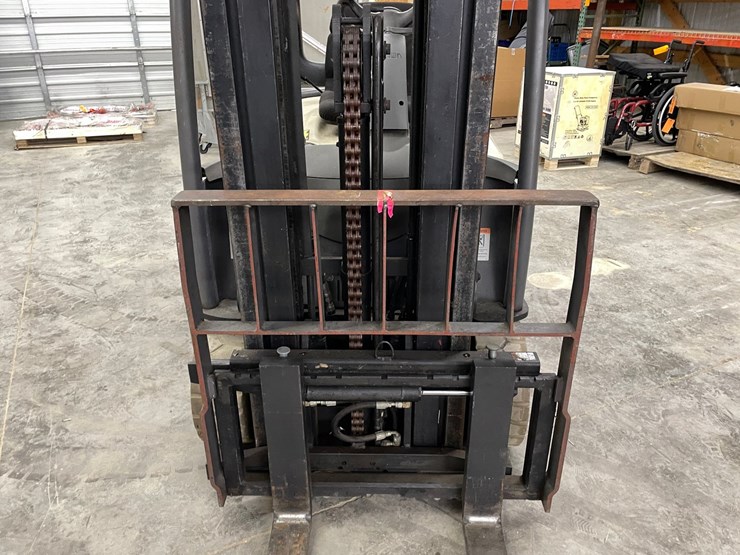 #300-•-crown-3,000lbs.-electric-forklift-image-24