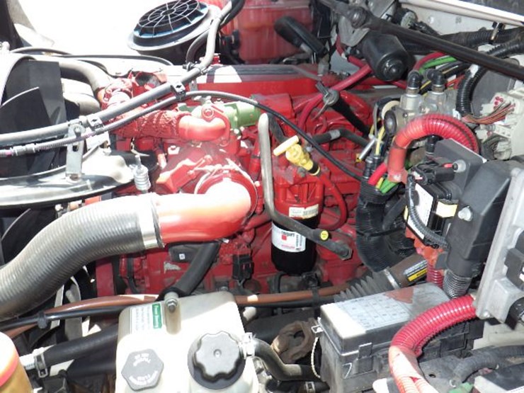 2015-freightliner-m2-106-image-16