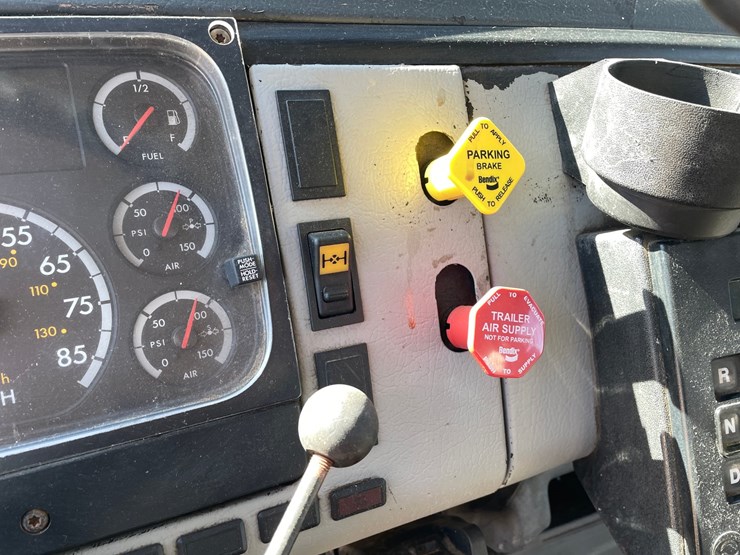 2003-freightliner-fl70-image-160