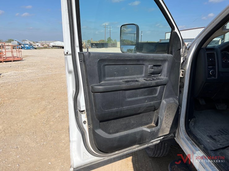 2014-ram-5500-heavy-duty-flat-bed-truck-image-31