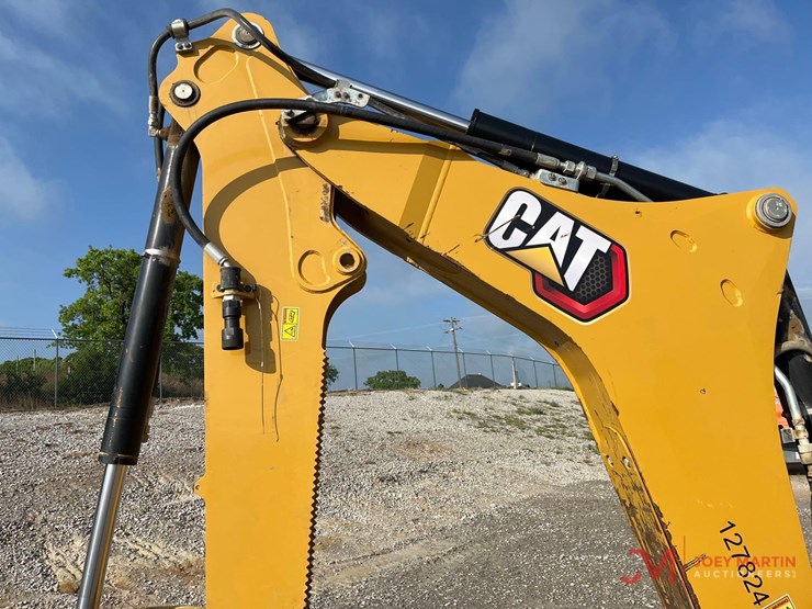 2022-caterpillar-420-image-11